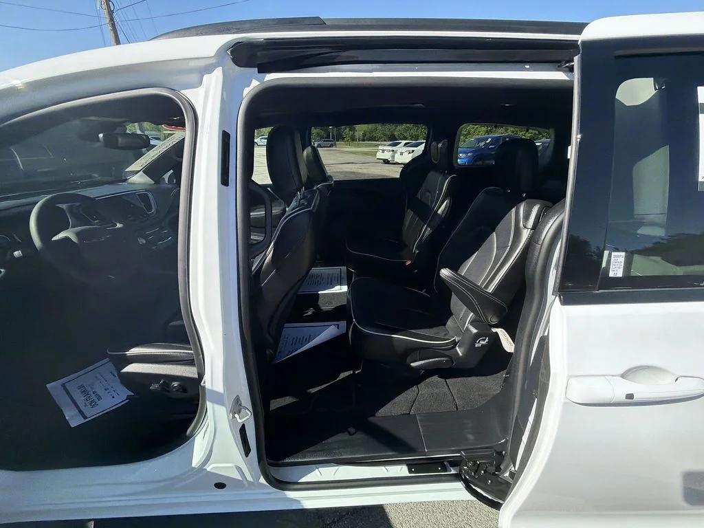 Used 2025 White Chrysler Limited image 23