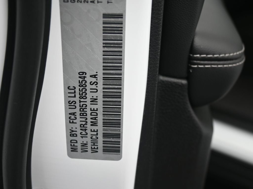 New 2026 Bright White Clear-Coat Exterior Paint Jeep Limited image 18