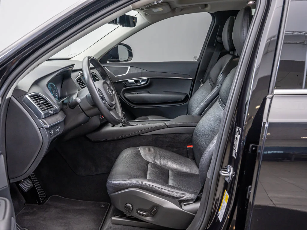 Used 2020 Onyx Black Metallic Volvo T6 Momentum image 24