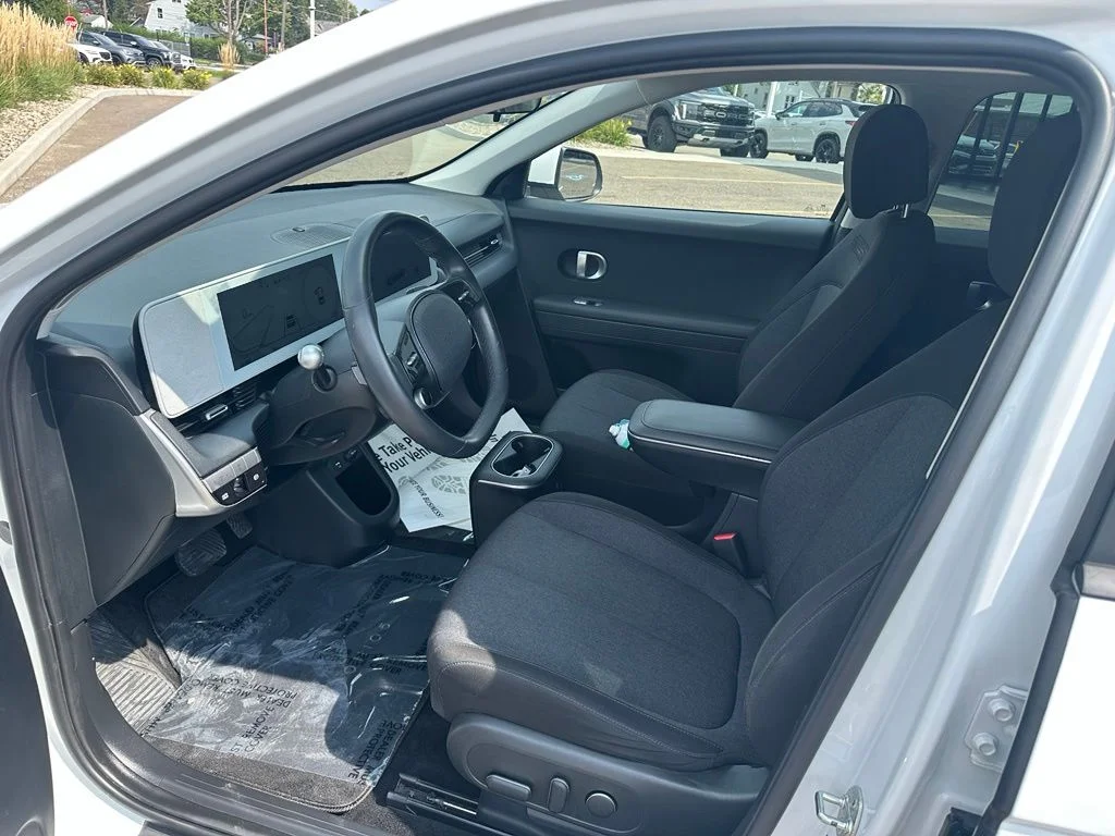 Used 2022 White Hyundai SE image 12
