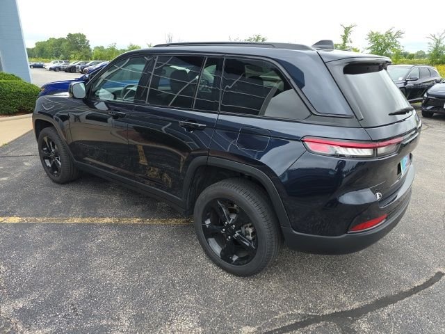 Used 2024 Midnight Sky Jeep Limited image 13