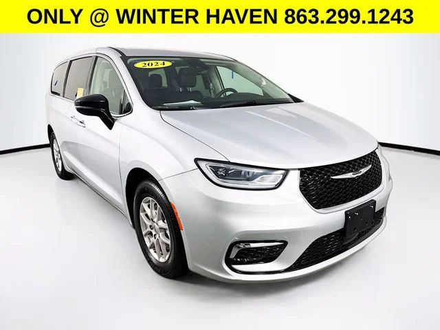 2024 Chrysler Pacifica Touring L's photo