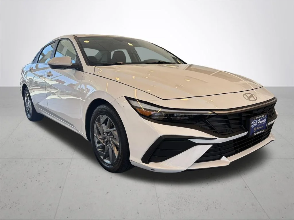 Used 2024 White Hyundai SEL image 5
