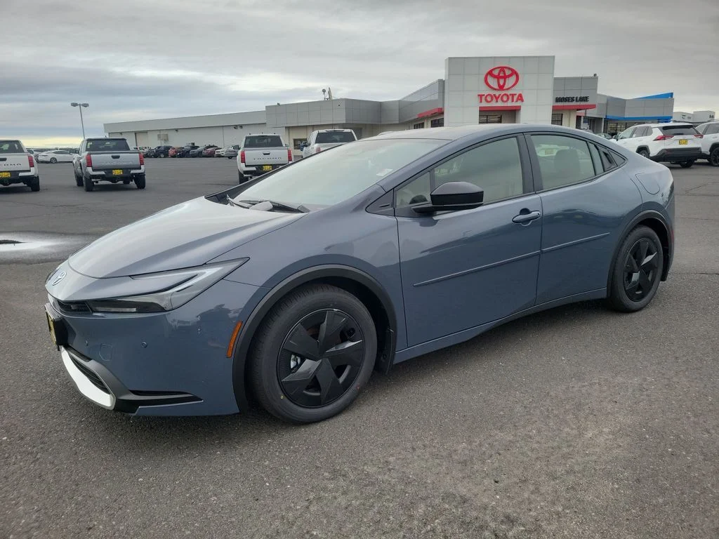 2026 Toyota Prius SE's photo