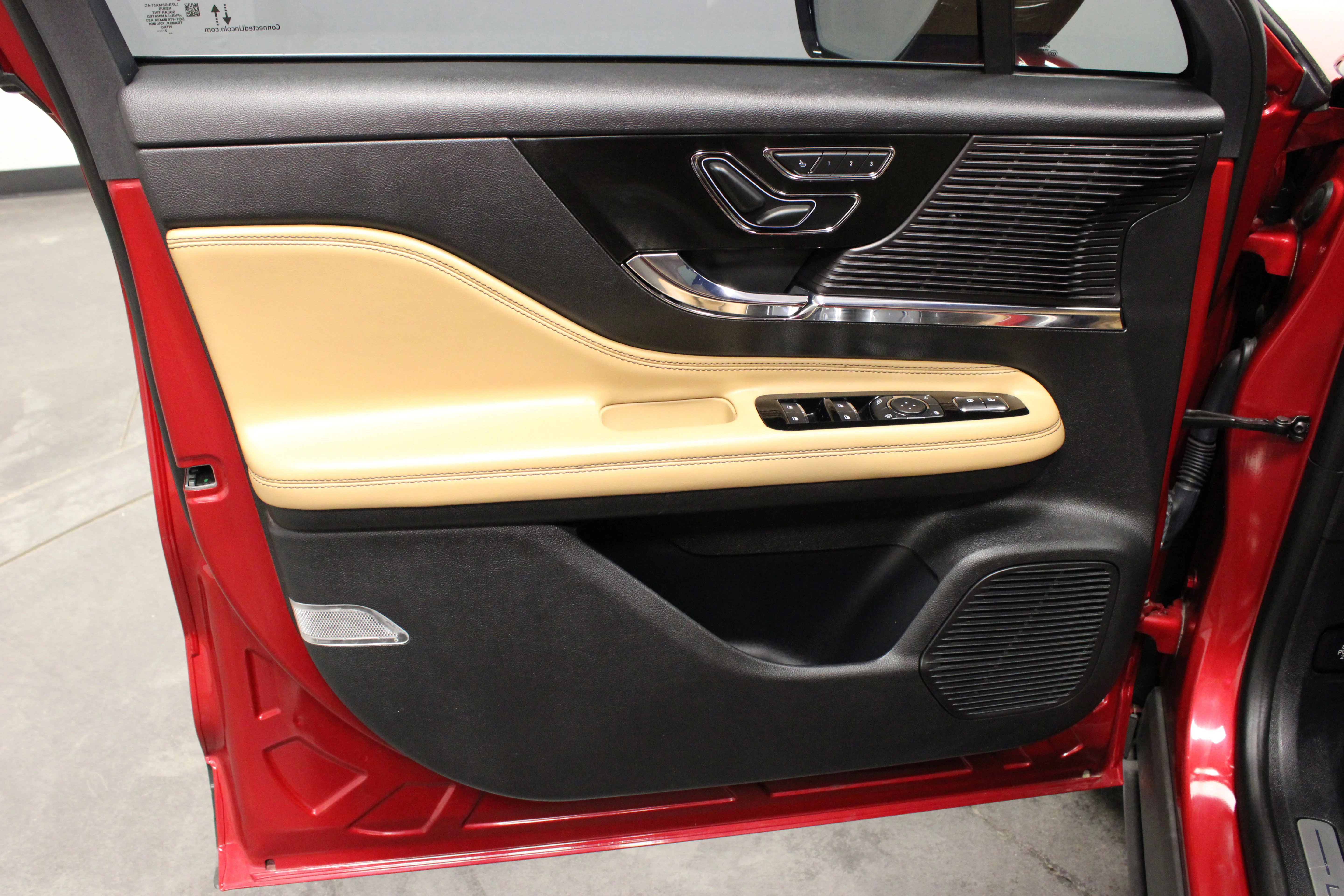 Used 2022 Red Lincoln Reserve image 18