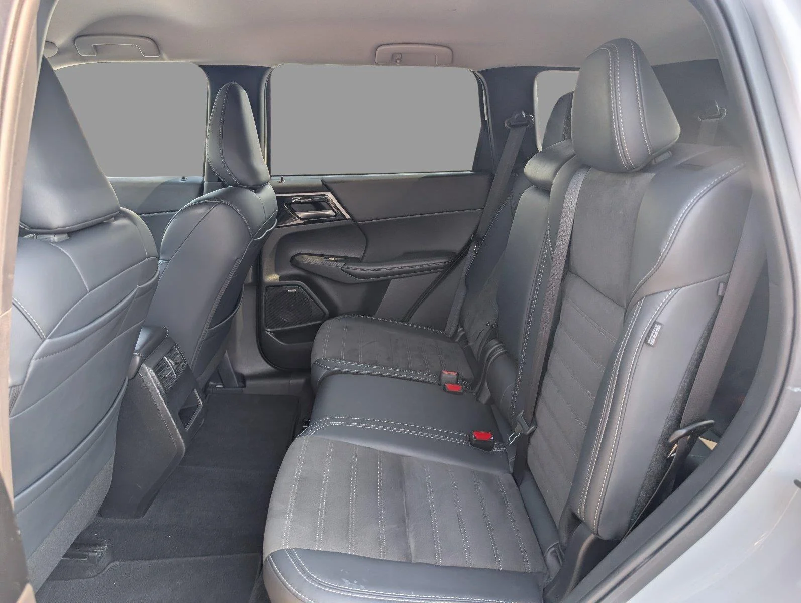 Used 2025 White Diamond Mitsubishi SE image 36