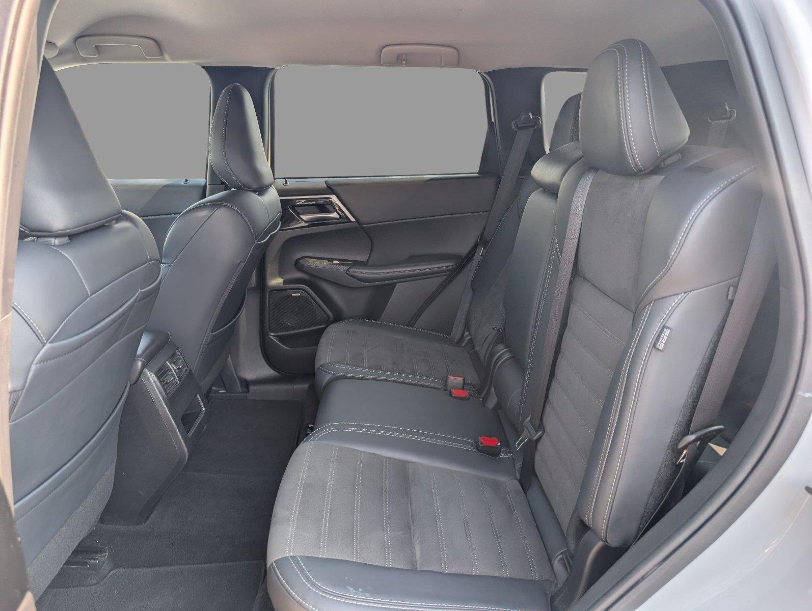 Used 2025 White Diamond Mitsubishi SE image 36