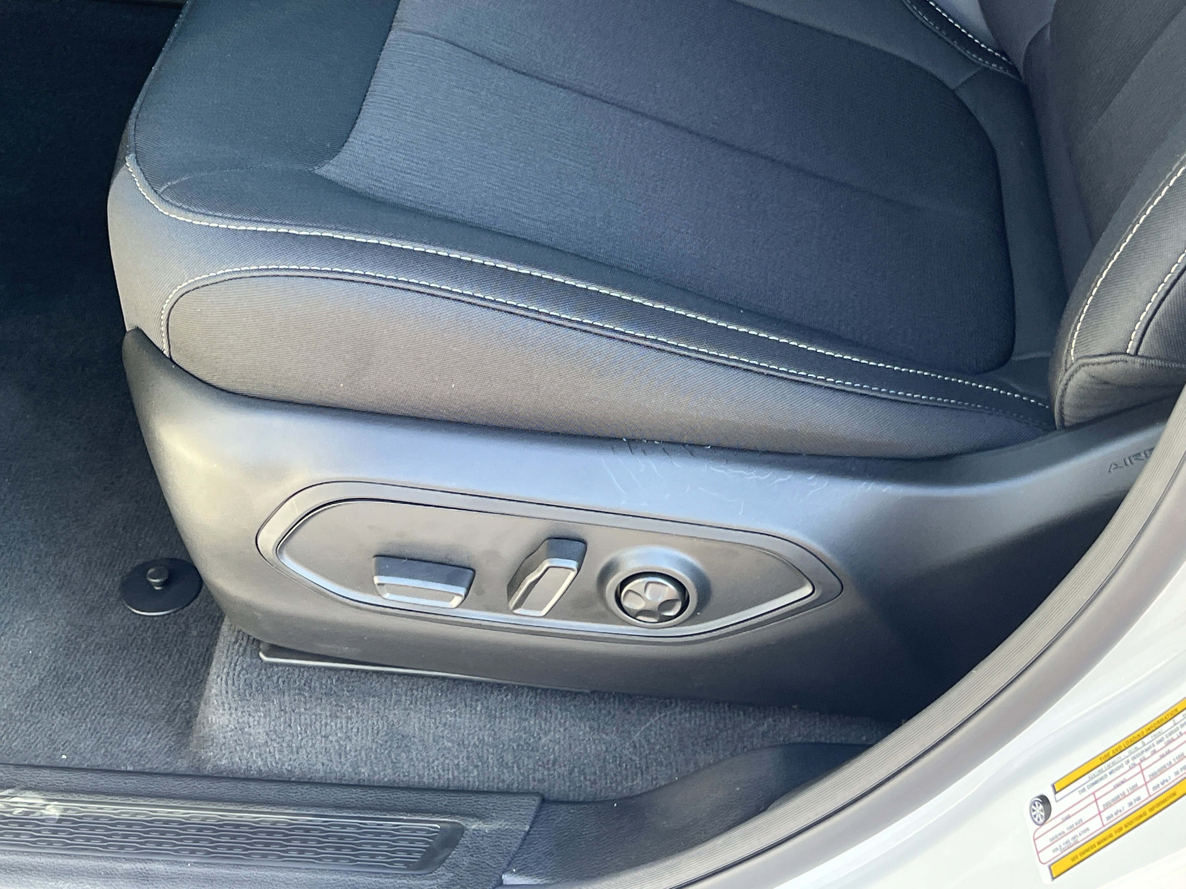 New 2026 Bright White Clear-Coat Exterior Paint Jeep Laredo image 12
