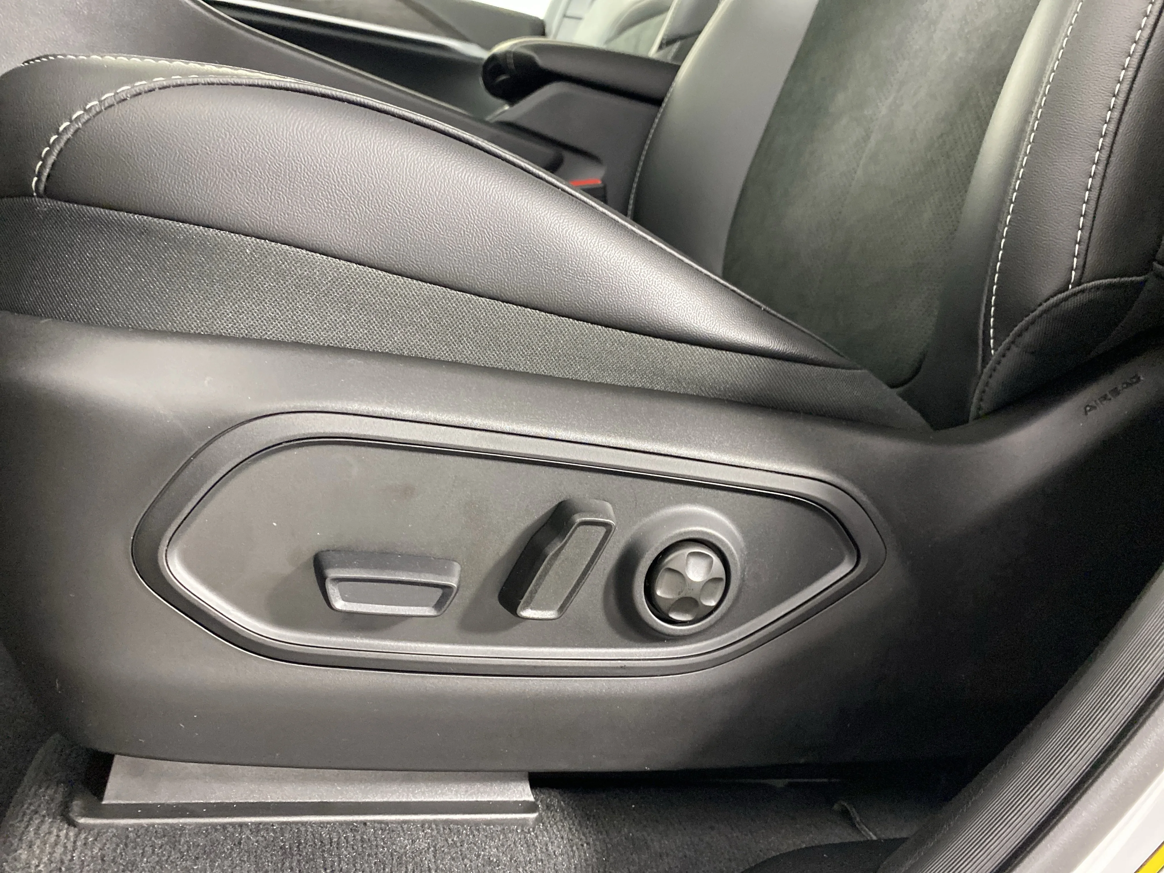 New 2026 Bright White Clear-Coat Exterior Paint Jeep Altitude image 16