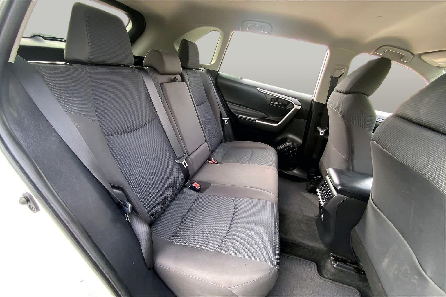 Used 2022 White Toyota LE image 19