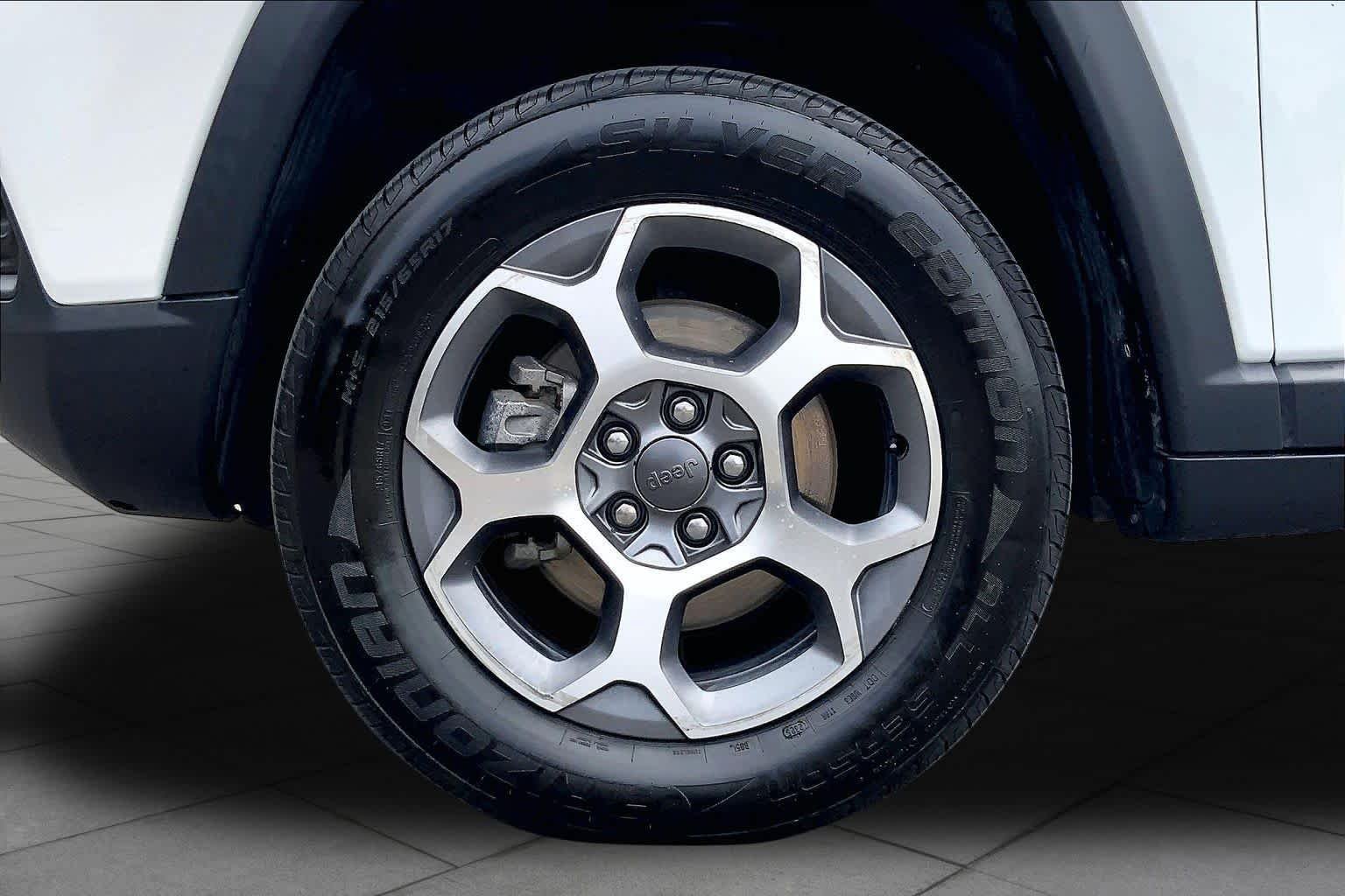 Used 2022 Bright White Clearcoat Jeep Trailhawk image 11