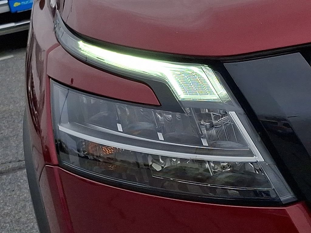 Used 2024 Red Nissan Platinum image 9