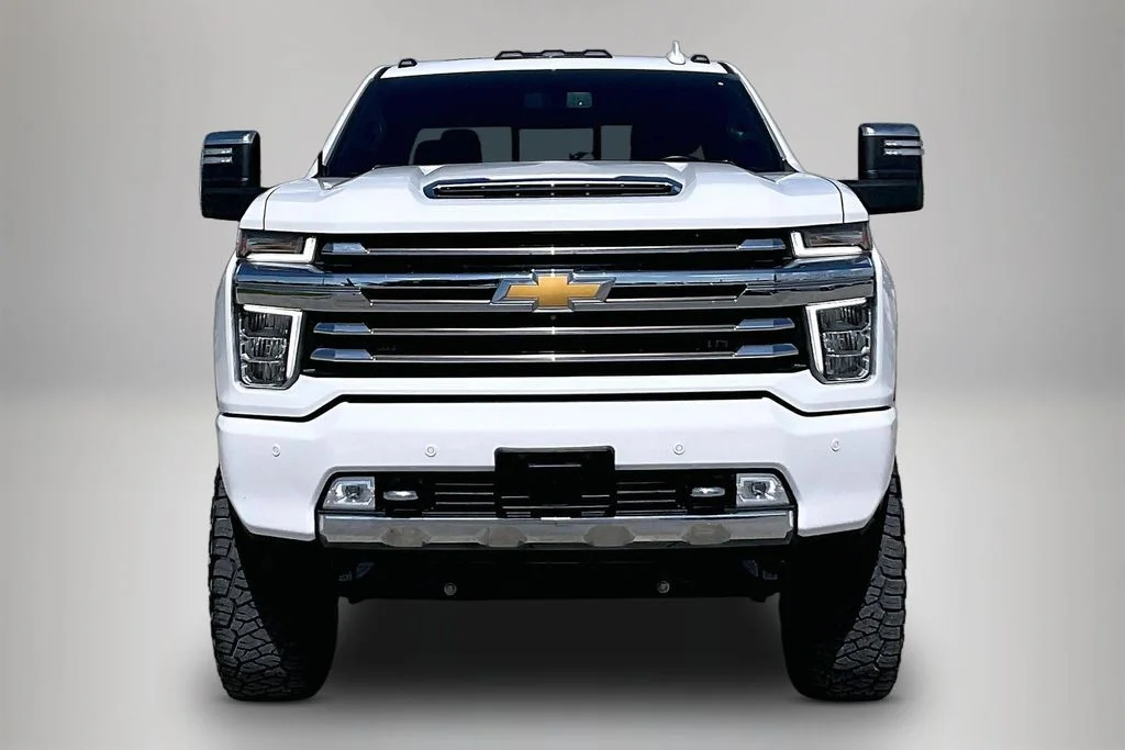 Used 2023 White Chevrolet High Country image 3