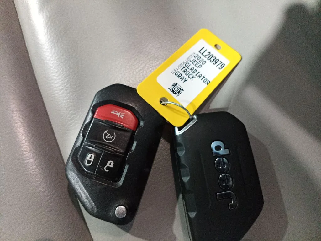 Used 2020 Gray Jeep Mojave image 28