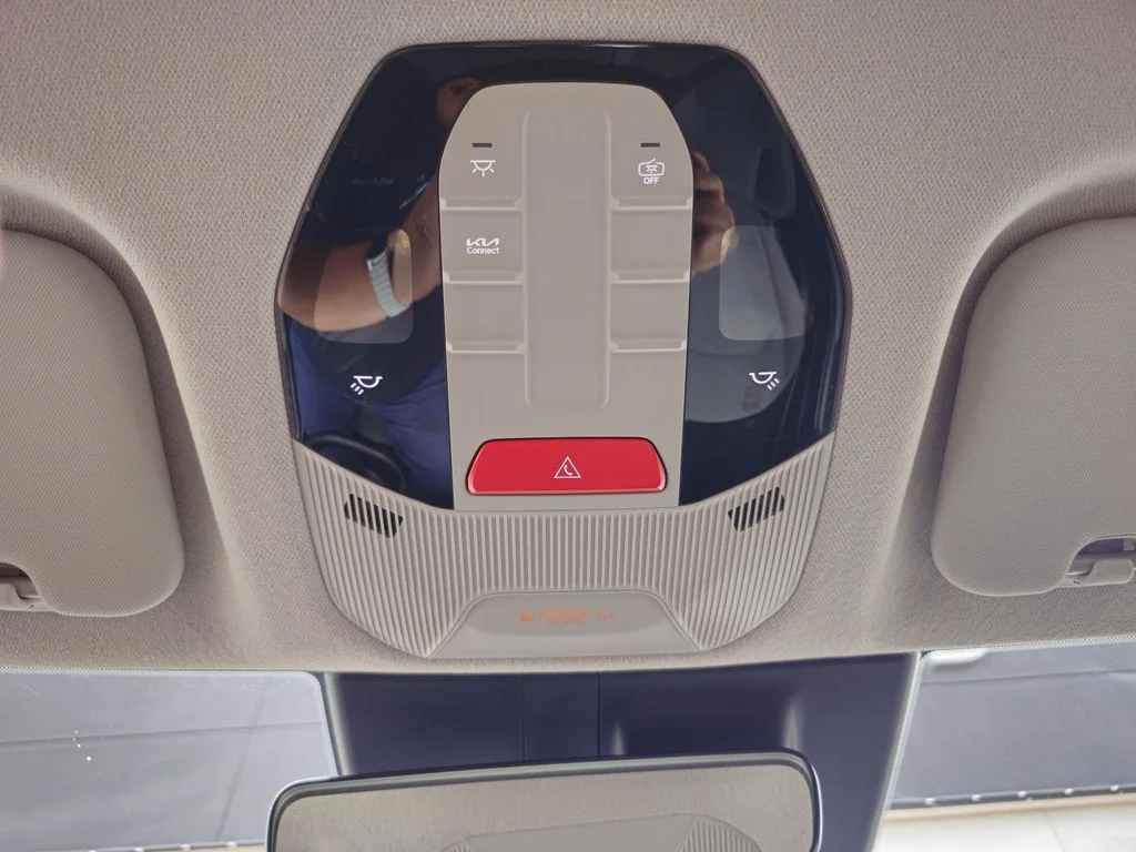 Used 2025 Red Kia LXS image 43