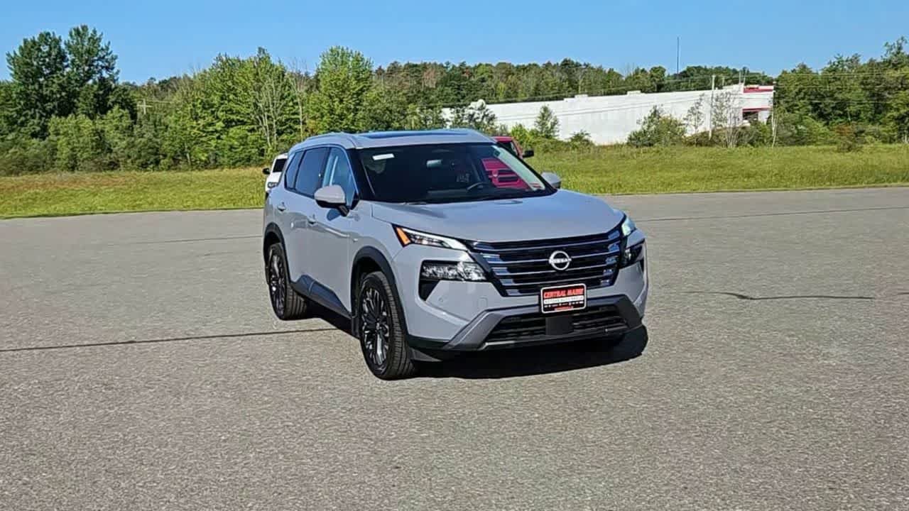 Used 2025 Boulder Gray Pearl Nissan SL image 3