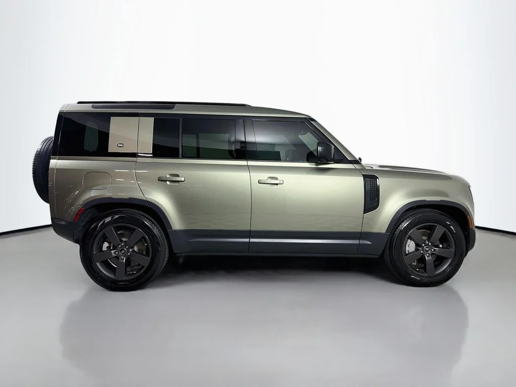 Used 2023 Green Land Rover SE image 4