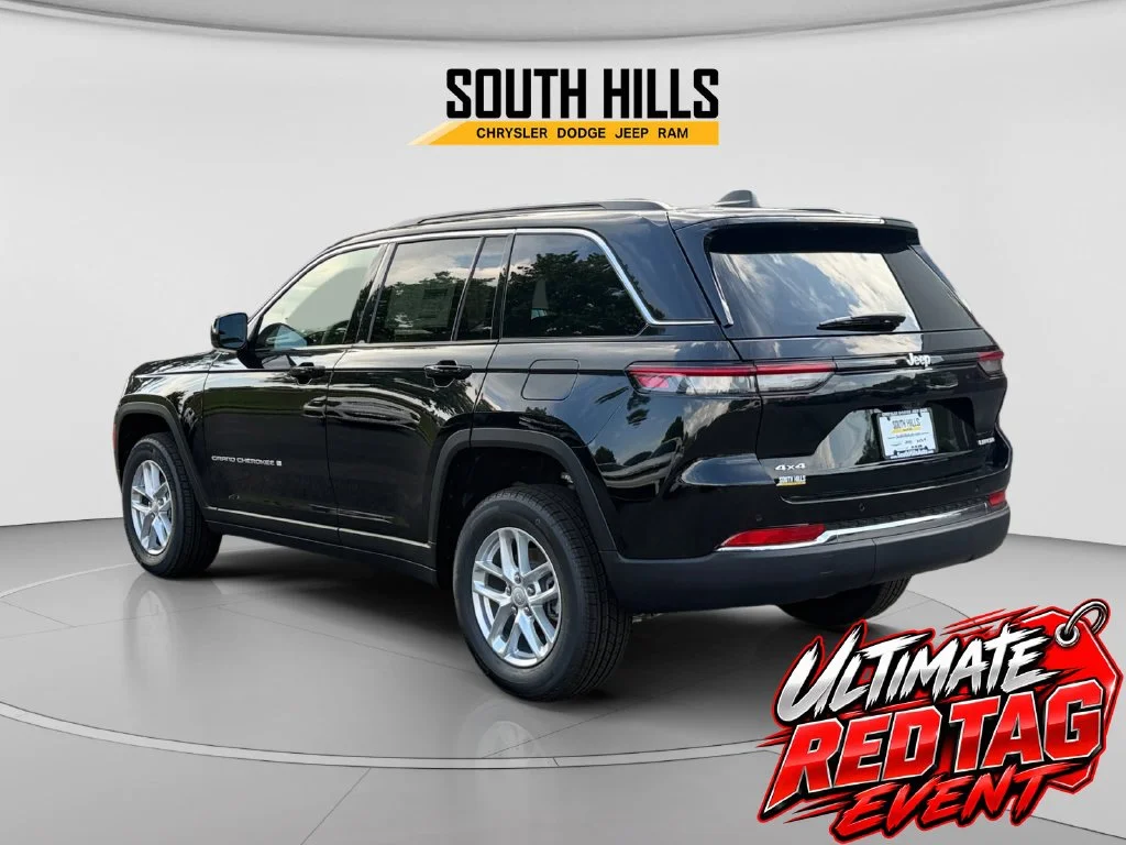 New 2026 Diamond Black Crystal Pearl-Coat Exterior Paint Jeep Laredo image 3