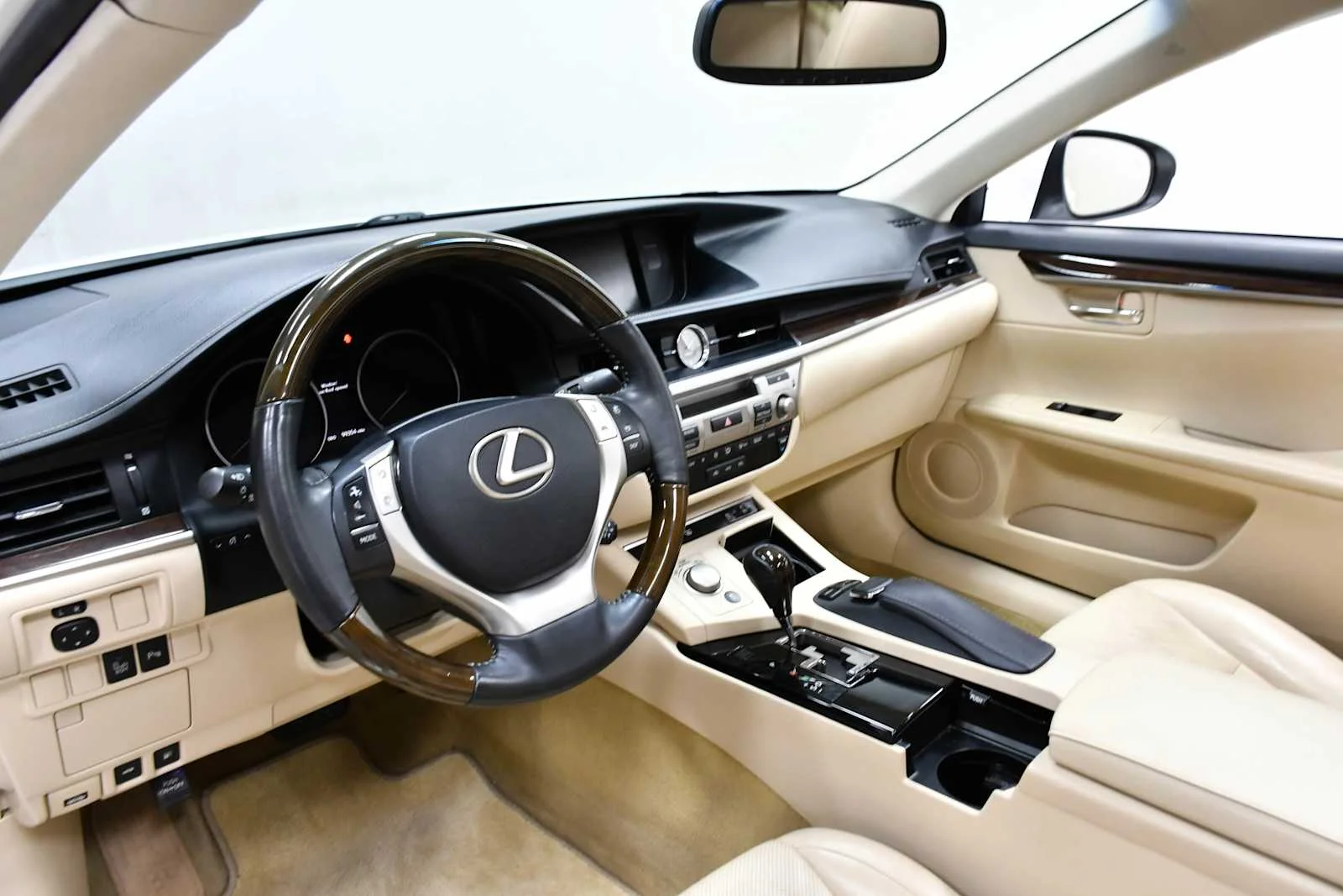 Used 2015 Starfire Pearl Lexus  image 14