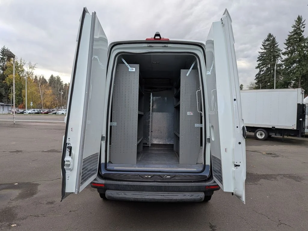 Used 2019 White Freightliner High Roof image 9