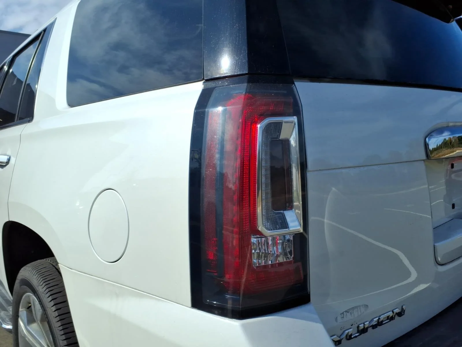 Used 2018 White Frost Tricoat GMC Denali image 18