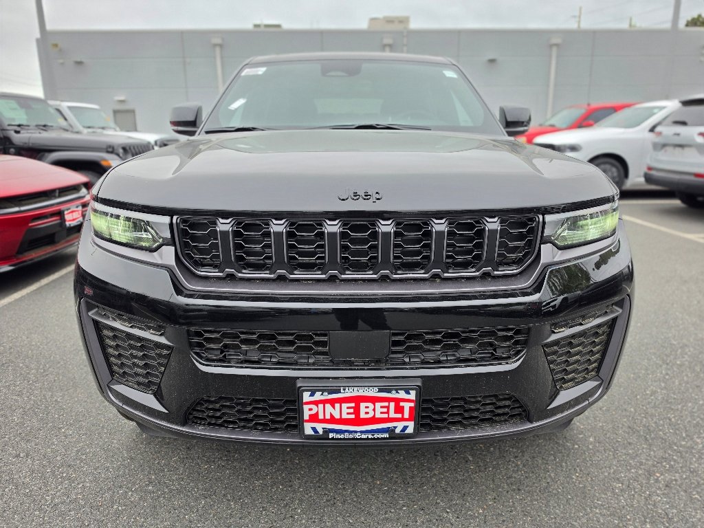 New 2026 Diamond Black Crystal Pearl-Coat Exterior Paint Jeep Laredo image 7