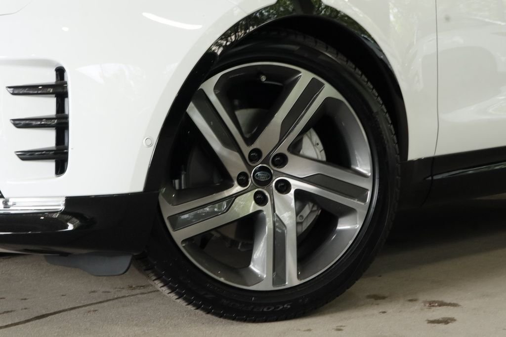New 2026 Fuji White Land Rover Dynamic SE image 3