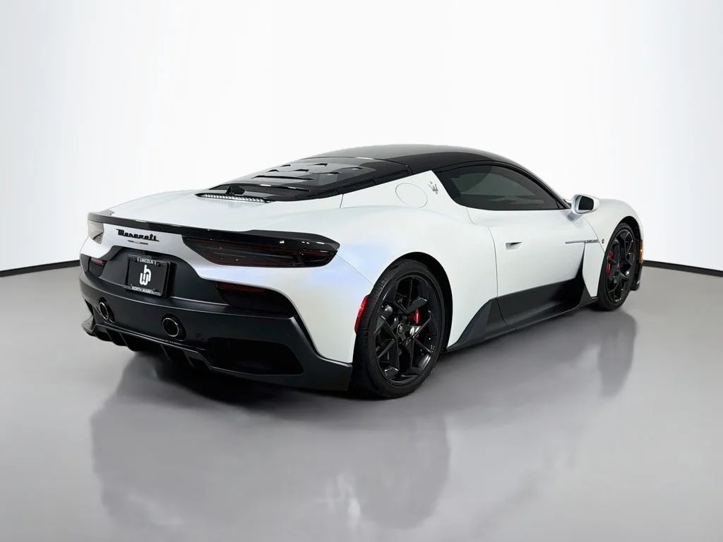 Used 2022 White Maserati Base image 5