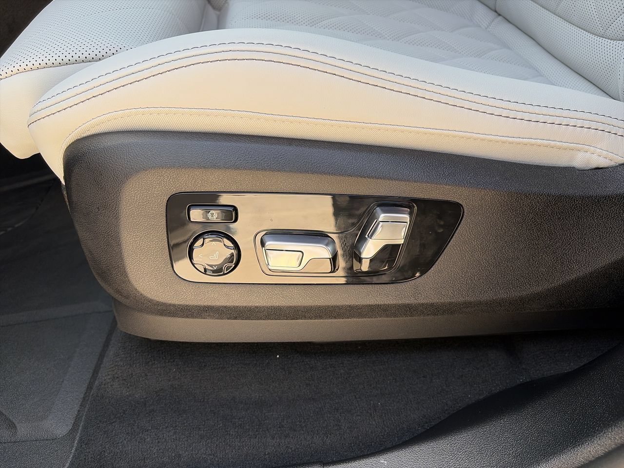Used 2026 Brooklyn Grey Metallic BMW xDrive40i image 15