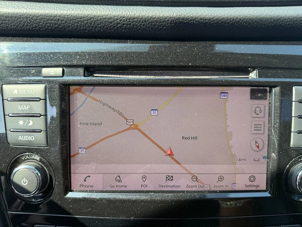 Used 2018 White Nissan SL image 12