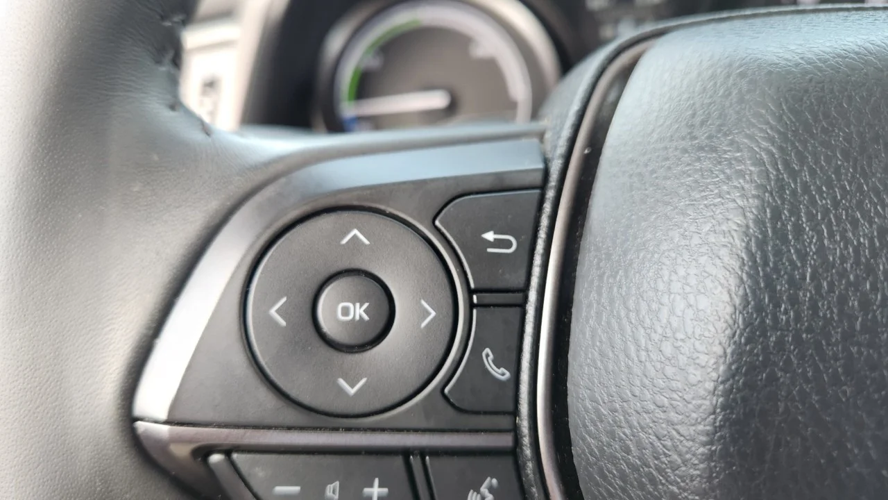 Used 2024  Toyota Hybrid SE image 18