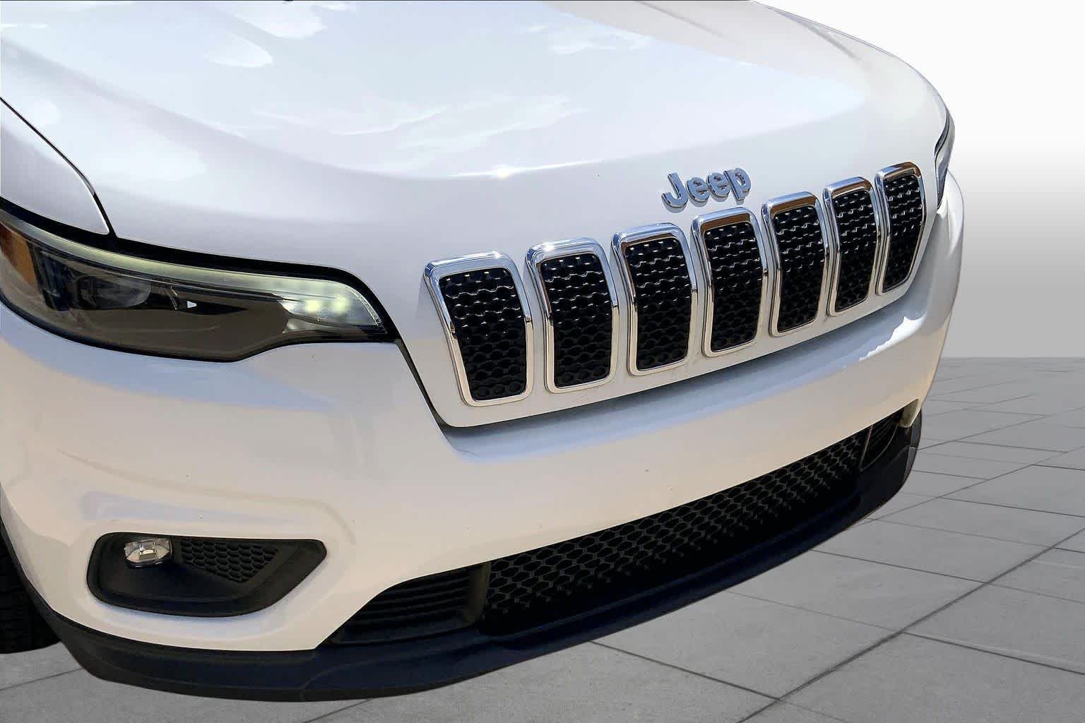 Used 2019 Bright White Clearcoat Jeep Latitude Plus image 32