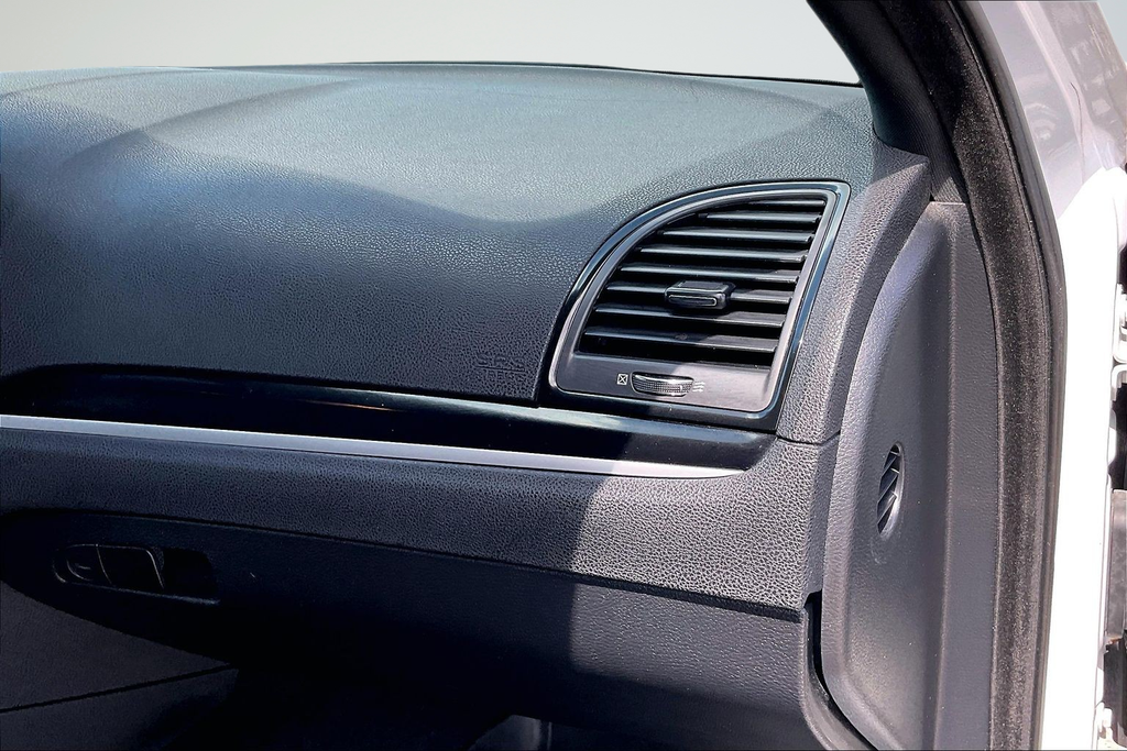 Used 2019 White Chrysler S image 9