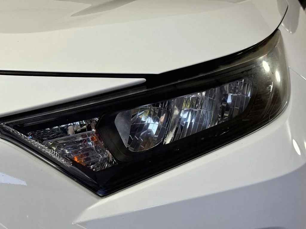 Used 2020 White Toyota LE image 35