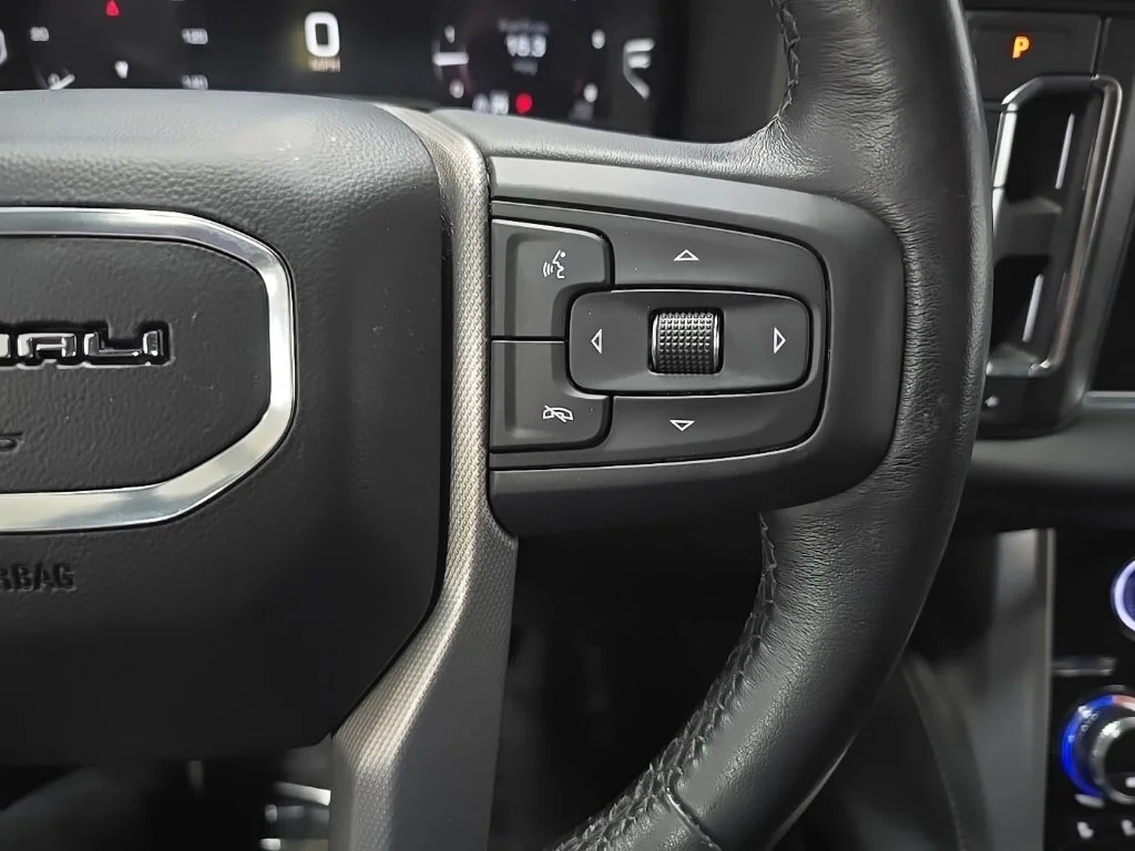 Used 2022 White GMC Denali image 22