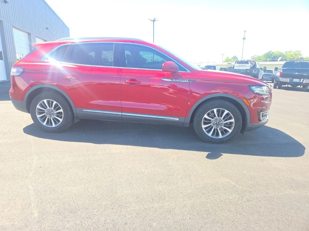 Used 2019 Red Lincoln Select image 17
