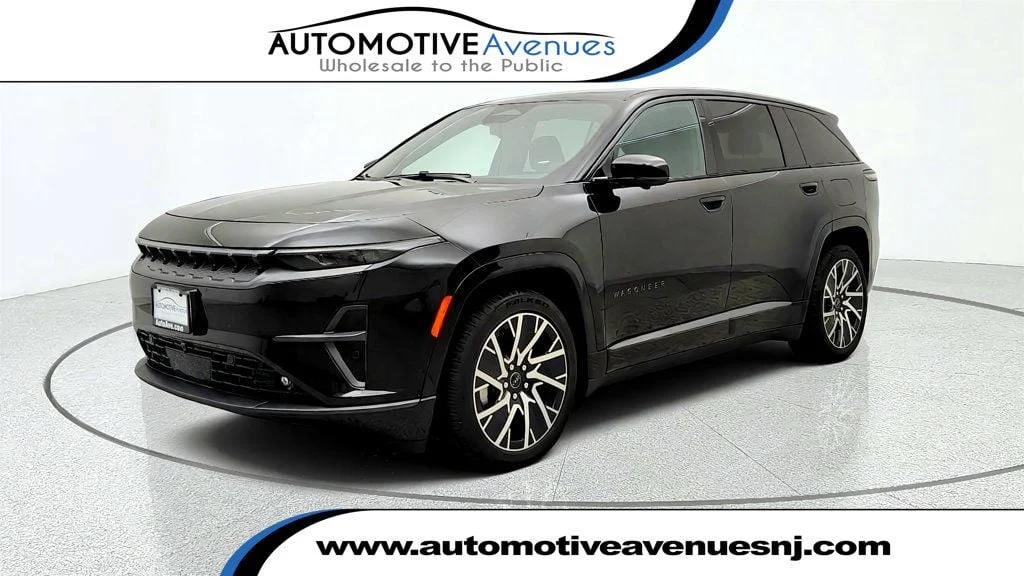 Used 2025 Diamond Black Crystal Pearlcoat Jeep Limited AWD w/ Dark Appearance Package image 1
