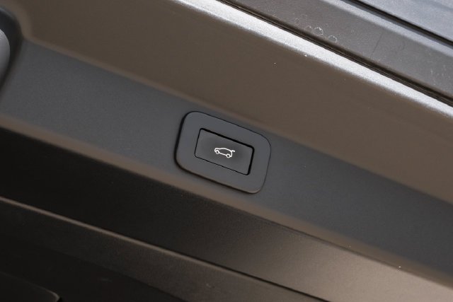 Certified Used 2024 Flux Silver SV Bespoke Ultra Metallic Gloss Land Rover SV Edition One Flux Silver image 74