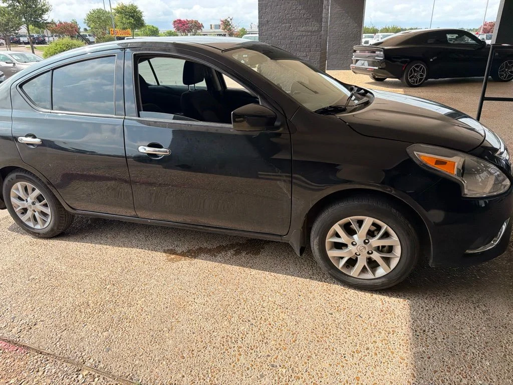 Used 2019 Black Nissan 1.6 SV image 4