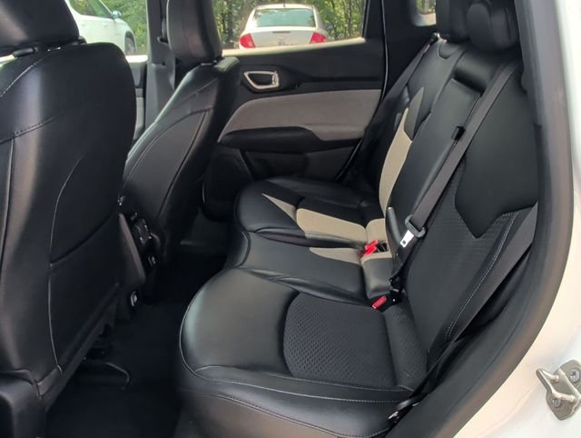 Used 2024 White Jeep Latitude image 22