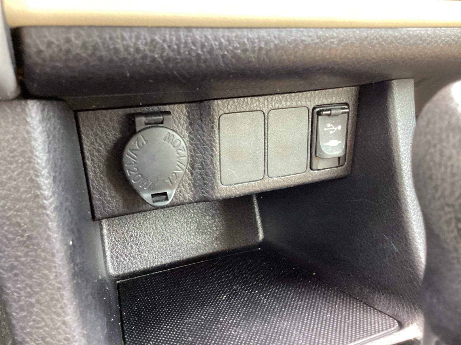 Used 2017 White Toyota LE image 22