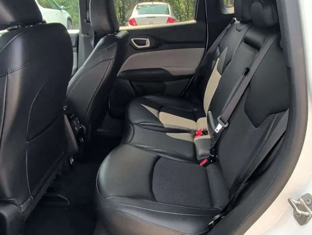 Used 2024 White/off-white Jeep Latitude image 22