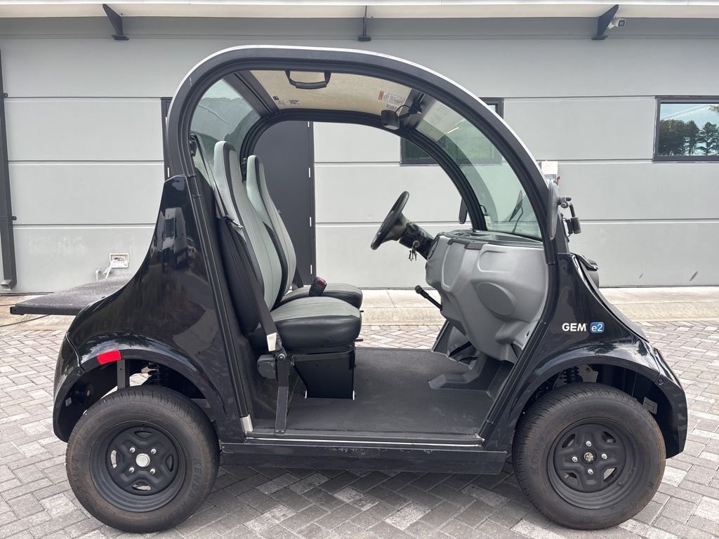 Used 2022 Black POLARIS ELECTRIC image 2