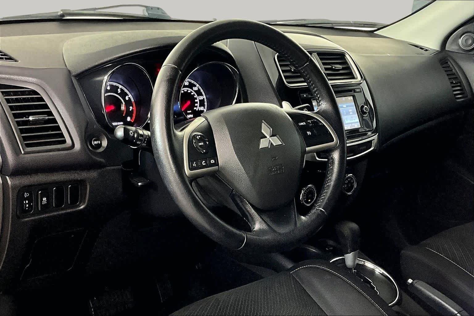 Used 2015 White Pearl Mitsubishi SE image 16