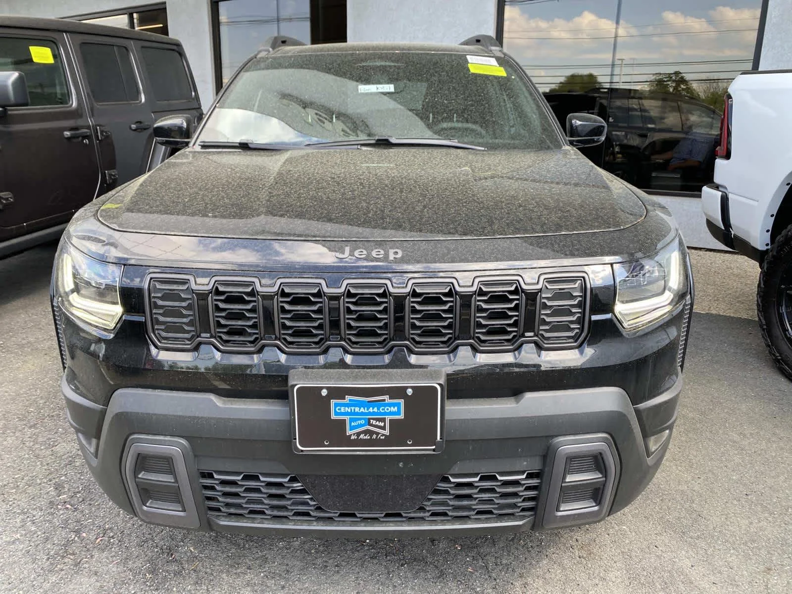 New 2026 Diamond Black Crystal Pearlcoat Jeep Limited image 2