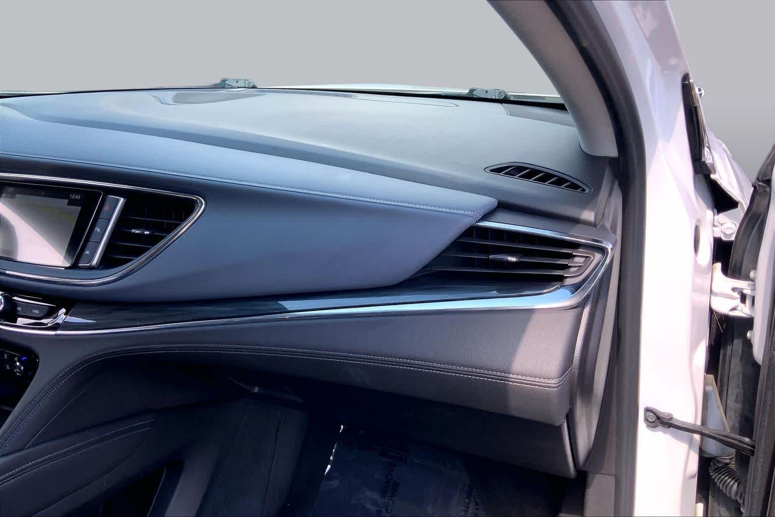 Used 2018 White Frost Tricoat Buick Premium image 18
