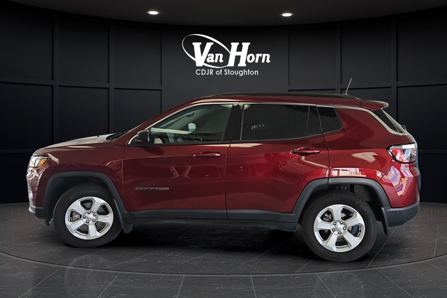 Used 2022 Velvet Red Pearlcoat Jeep Latitude image 4