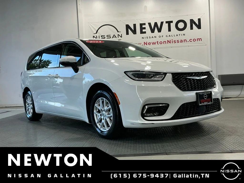 Used 2023 Bright White Clearcoat Chrysler Touring L image 21