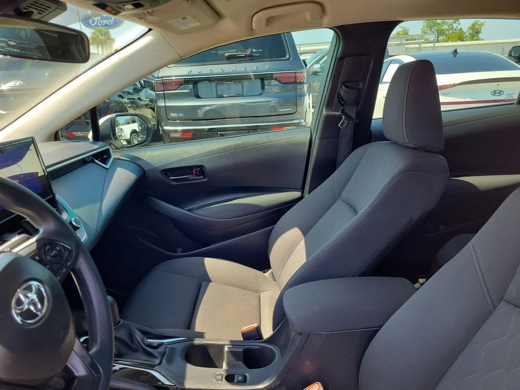 Used 2025 White Toyota LE image 23