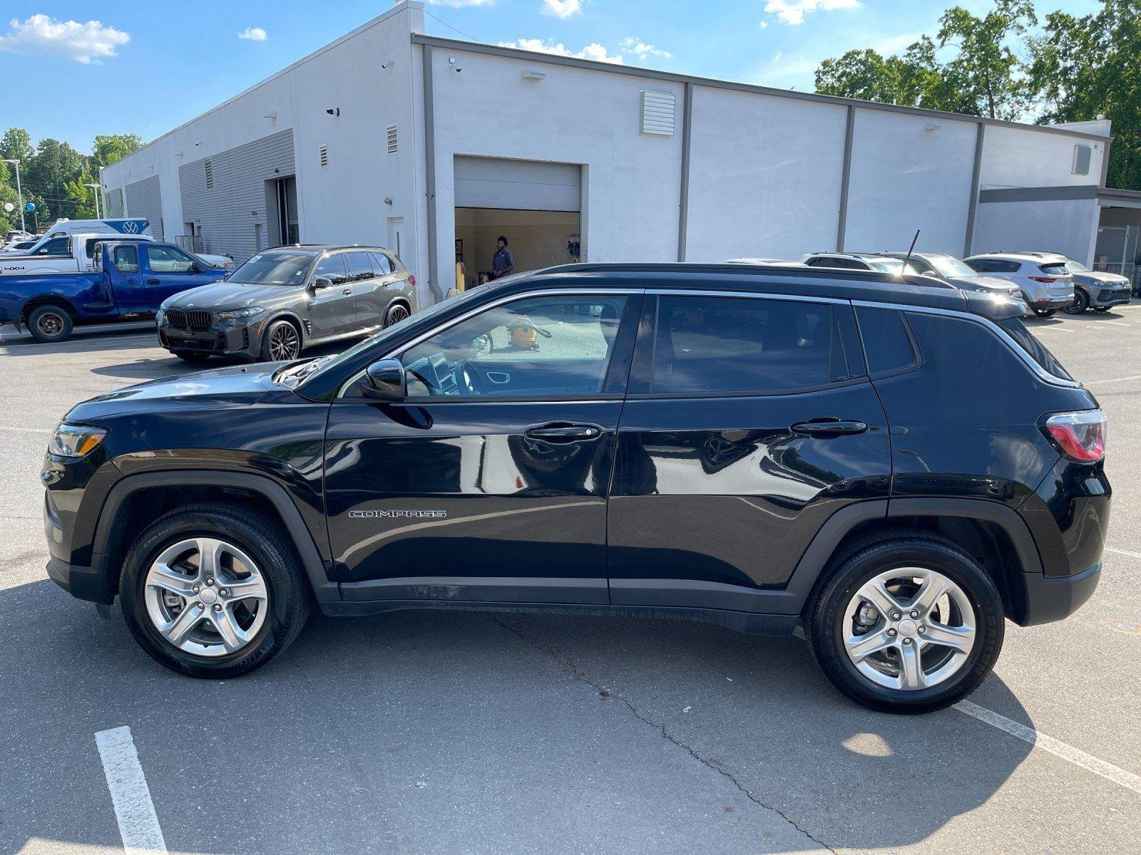 Used 2024 Diamond Black Crystal Pearlcoat Jeep Latitude image 2